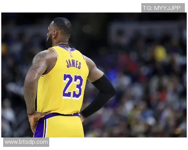 犹他爵士与洛杉矶湖人激战正酣谁能在NBA赛场上笑到最后