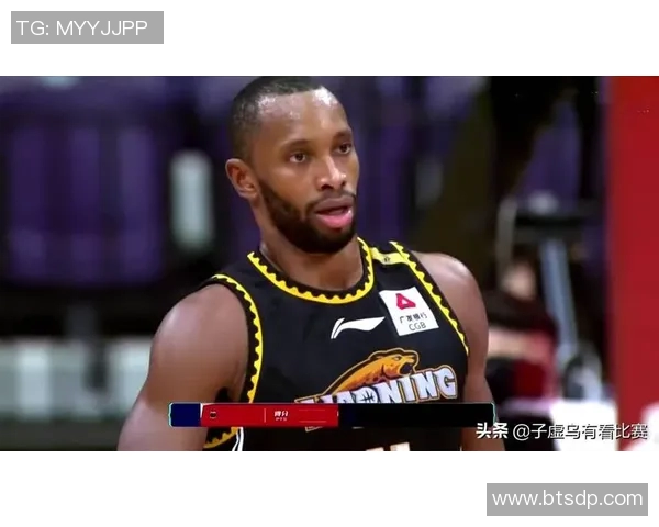 第32轮青岛队与新疆队激战正酣谁能在这场较量中笑到最后